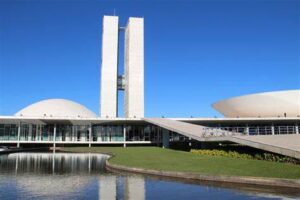 Senado aprova proibição de celulares nas ecolas, texto segue para sanção do presidente Lula.